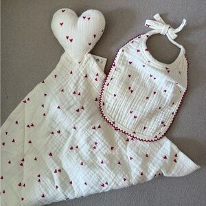ZARA TEXTURED HEARTS SECURITY BLANKET & BIB